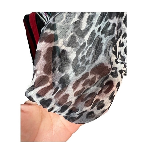 Inc Snow Leopard Long Sleeve Surplice Blouse Size 4 100% Polyester - Picture 9 of 9